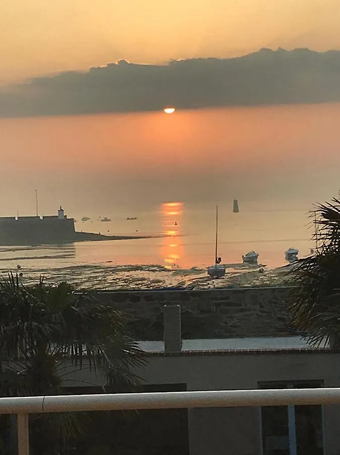 Gite Independant Dans Une Villa -Vue Et Acces Direct Mer - Avec 3 Chambres Et 3 Grandes Terrasses Перро-Гирк